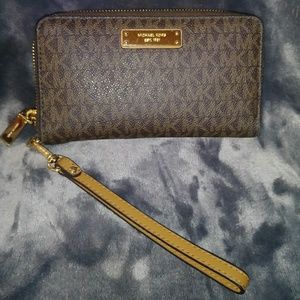 Michael Kors zip wallet